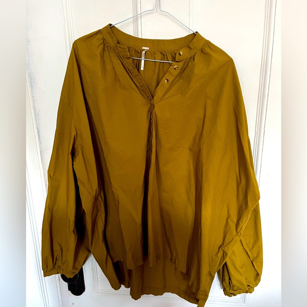 Gorgeous “painter” style mustard top with balloon sleeves